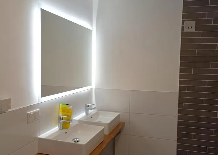 Appartement Modernes Design-apartment In Zentrum Nahe Bahnhof Mit Garage & Kueche